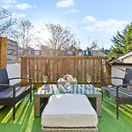 Balcony Blue Theme 1 Bedroom Central London Luxury Flat Near Hyde Park! Accommodates Up To 6! Double Sofa Bed And Next To Station!