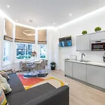 Casa Italia Near Kings Road In Chelsea With Wifi & Washing Machine