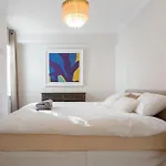 Stylish Kensington Courtyard Apartment