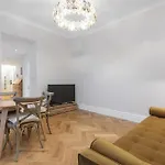Stylish Kensington Courtyard Apartment