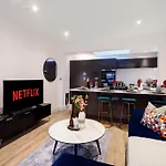 Charming 2 Bed House - Roof Top Terrace & Parking