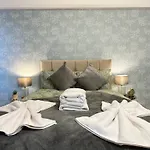 Hyde Park Three Bedroom Apartment