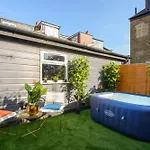 Luxury Versace 1 Bed Hot Tub Pool Table Sky Tv