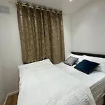 Beautiful Double Room With Free Wi-Fi And Free Parking