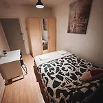 Spacious 3 Bedroom Flat In Stockwell