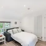 Modern 2 Bed Apartments By Livestay Short Lets & Serviced Accommodation London