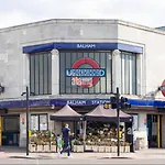 Balham, South London Spacious Guest House 6, 6 Rooms Available