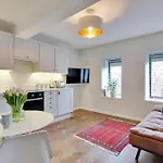 Chic 2-Bed Apartment, Free Wi-Fi And Parking