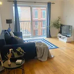Spacious 2 Bed Flat In Wimbledon With Private Parking