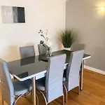 Spacious 2 Bed Flat In Wimbledon With Private Parking
