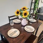 Acton Town Luxe Stay - Spacious Modern Apartment Near Westfield & Nature, Pets Welcome!