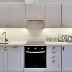 Chic 2-Bed Apartment, Free Wi-Fi And Parking