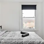 Stylish 2-Bedroom Flat In Walthamstow