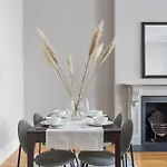 Parea Living - Notting Hill, Stylish 1-Bedroom Flat, Private Gardens, Remote Working