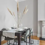 Parea Living - Notting Hill, Stylish 1-Bedroom Flat, Private Gardens, Remote Working