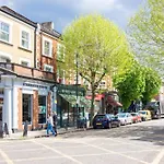 Peaceful 2-Bedroom Flat Near Queens Park Station