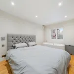 Glamorous 2Br House, Outdoor Space & Free Parking