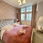 Stylish Pink Oasis In Wimbledon