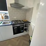 Chic City Retreat Immaculate 2 Bed Oasis In London
