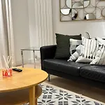 Docklands Stunning 2 Bed Apartment London