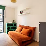 Vibrant And Modern Apartment With Canal Views
