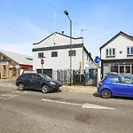 Beautiful New 2 Bed Flat - 5 August House