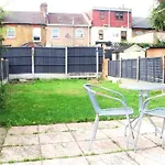 3 Bedroom House,4Beds, 2 Baths Ilford ,12 Mins To Stratford