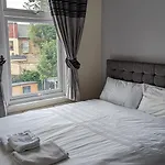 3 Bedroom House,4Beds, 2 Baths Ilford ,12 Mins To Stratford
