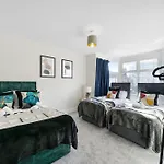 Luxurious House In Wembley - Garden