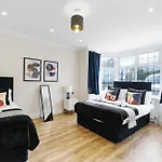 Luxurious House In Wembley - Garden