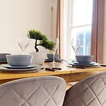 Uk Chaps Retreat: 2 Bedroom - 2Bathroom Apartment