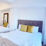 Uk Chaps Retreat: 2 Bedroom - 2Bathroom Apartment