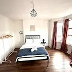 Charming, Renovated Residence In Willesden Green