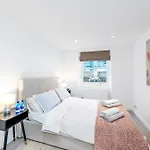Casa Italia Near Kings Road In Chelsea With Wifi & Washing Machine