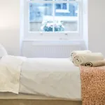 Casa Italia Near Kings Road In Chelsea With Wifi & Washing Machine