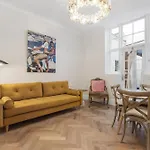 Stylish Kensington Courtyard Apartment