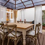 Stylish Kensington Courtyard Apartment