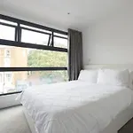 Modern Large 2 Bed Near Station