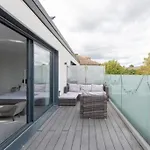 Modern Large 2 Bed Near Station