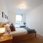 London Excel Stays - Three Bed Serviced Apartment