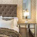 Luxury 1-Bed Apartment In Sought After Prime London Location