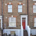 Luxury 1-Bed Apartment In Sought After Prime London Location
