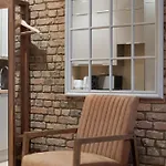 Cozy Retreat Near Downtown With Parking