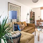 Riverside Apartment In Islington