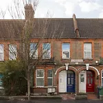 Beautifully Modern 2-Bed Apartment W/Garden