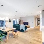 Luxury 2Bed:Prime Location, Min 2 Main Attractions