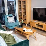 Luxury 2Bed:Prime Location, Min 2 Main Attractions