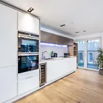 Luxury 2Bed:Prime Location, Min 2 Main Attractions