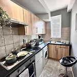 Light Budget Studio Apartment On Edgware Road, Central London