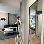 Light Budget Studio Apartment On Edgware Road, Central London